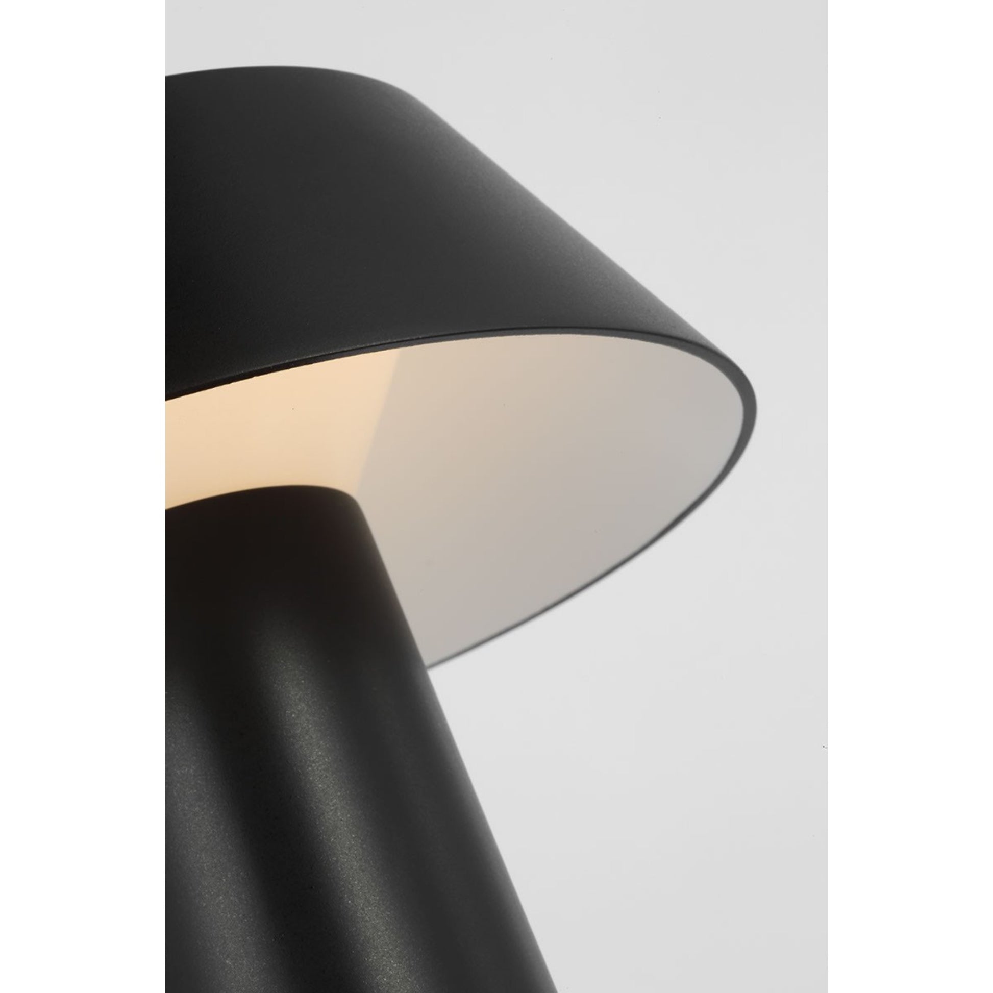 Sesa Short Accent Rechargeable Table Lamp, 120-240V, Black Finish - Bees Lighting