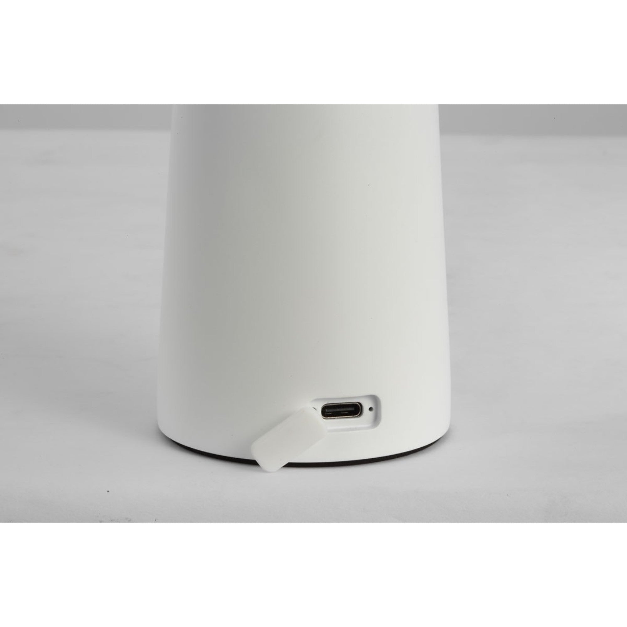 Sesa Short Accent Rechargeable Table Lamp, 120-240V, Matte White Finish - Bees Lighting