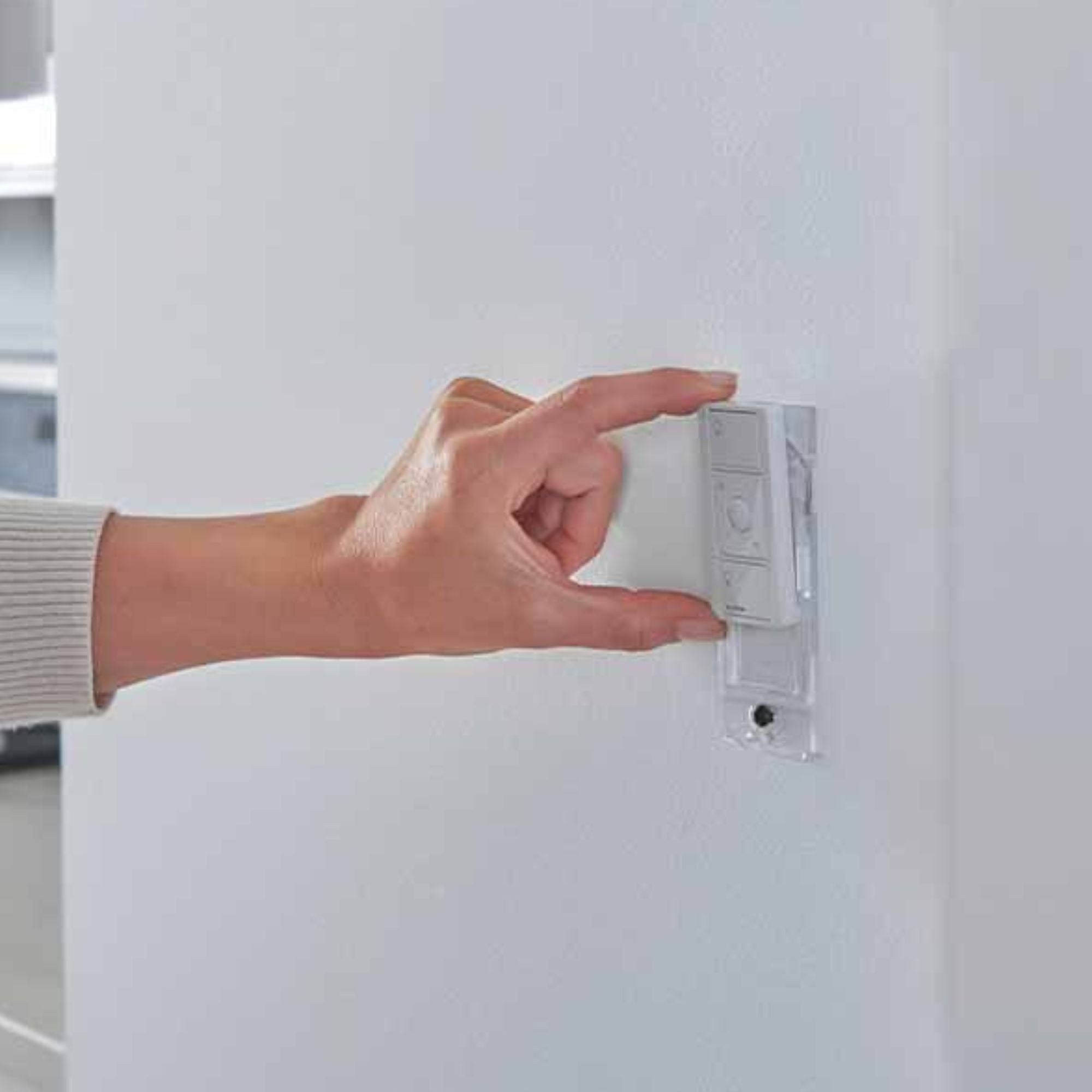 Lutron P-BDGPRO-PKG3AW Caséta Audio Kit with Smart Hub PRO, 3 Pico Audio Remotes, Pedestals & Wallplate, White