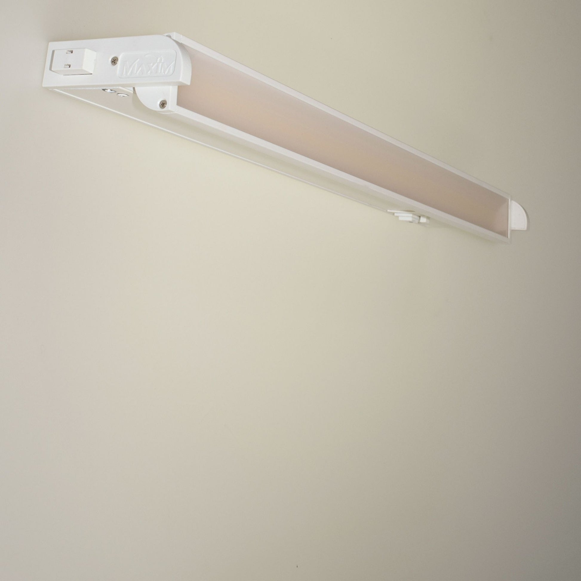 CounterMax 5K 18 Inch LED Under Cabinet Light, 2700K to 5000K, 1200 Lumens, 120V, White - Bees Lighting
