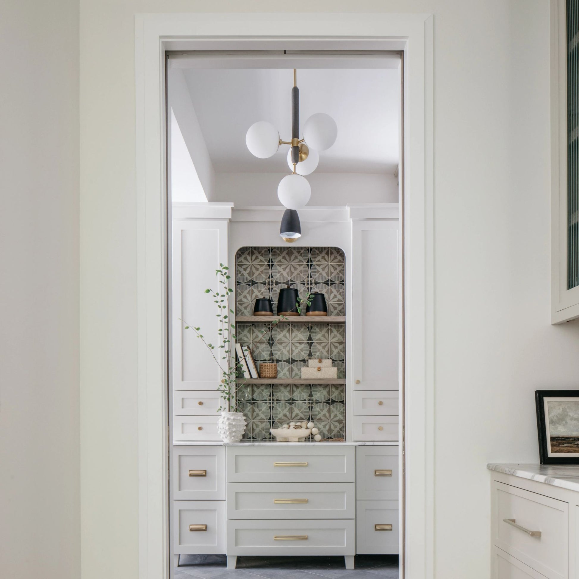 Mitzi - Brielle 26" 4-Light Chandelier, Aged Brass Finish | Bees Lighting