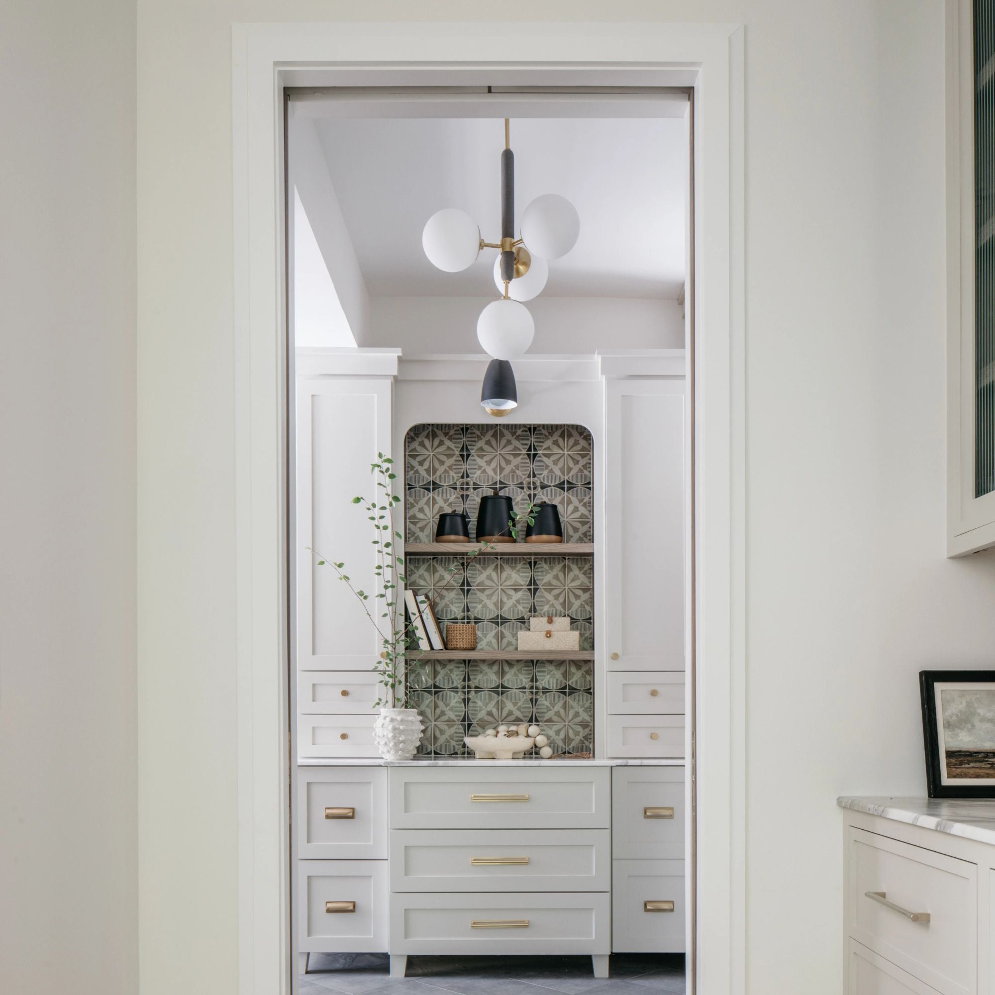 Mitzi - Brielle 26" 4-Light Chandelier, Aged Brass Finish | Bees Lighting