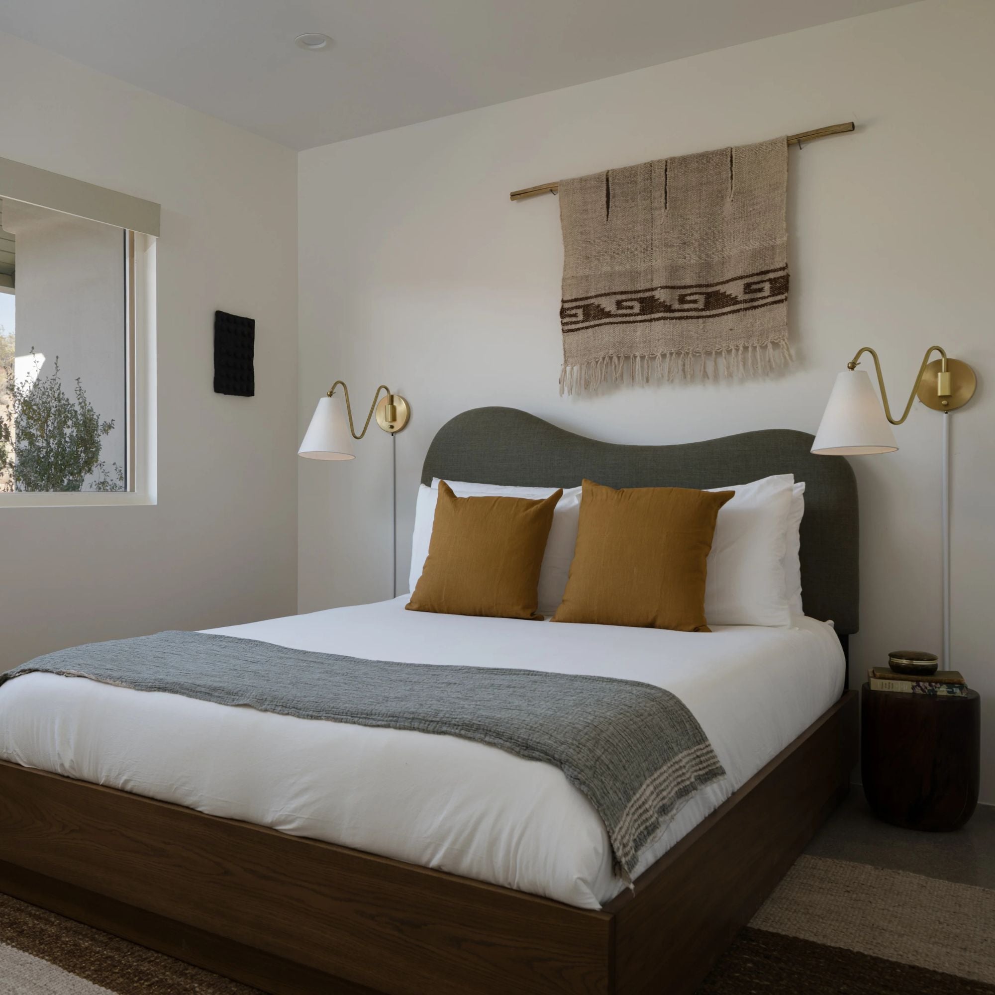 Onda 13" Plug-in Sconce, Aged Brass Finish