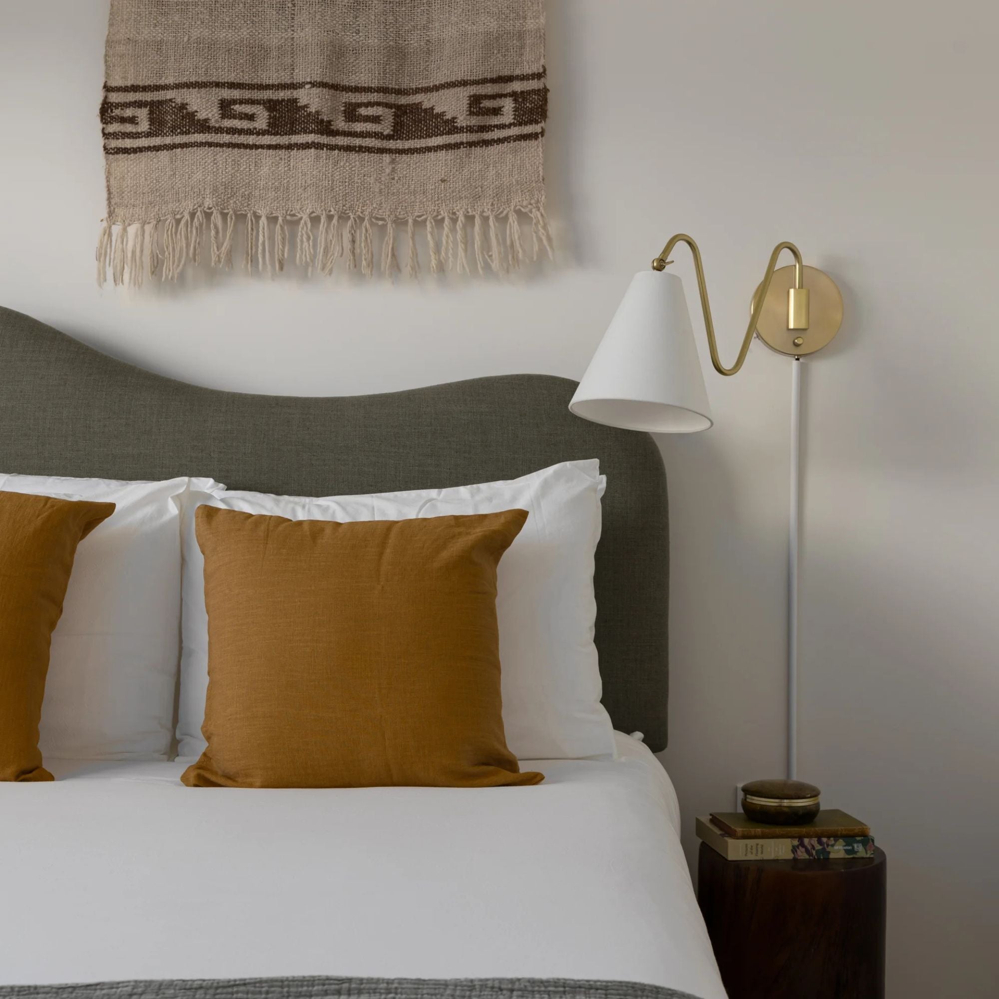 Onda 13" Plug-in Sconce, Aged Brass Finish