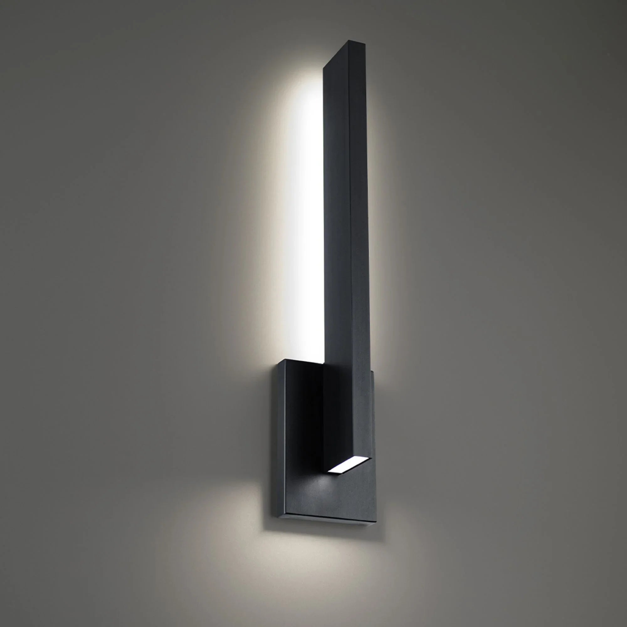 Modern Forms - Mako 22" LED Outdoor Wall Sconce, 3500K, Black Finish | Bees Lighting